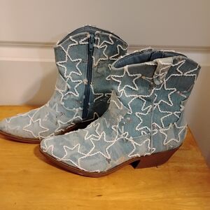 No Boundaries Star Ankle Boots Size 7.5